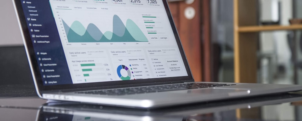 跨境干货精选：独立站引流与转化率提升实战指南文章配图 - 展示独立站建设与流量分析工具