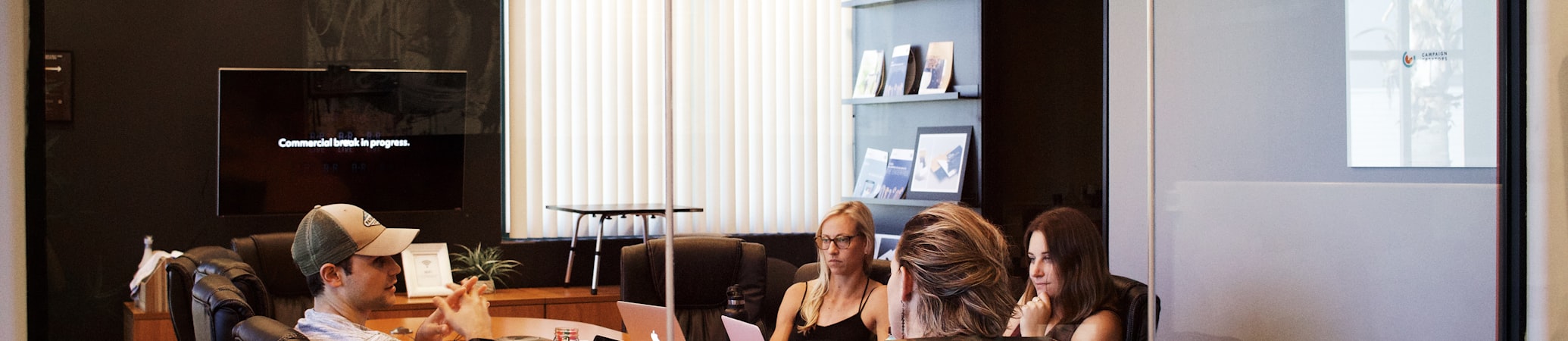 搭建高效可靠的国际物流体系策略示意图 - 展示集装箱货轮、飞机货运与智能分拣中心协同工作的场景