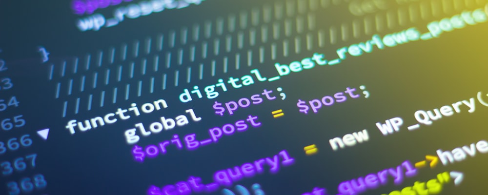 跨境电商数据分析重要性示意图 - 展示数据流从市场流向决策者并产生增长图表