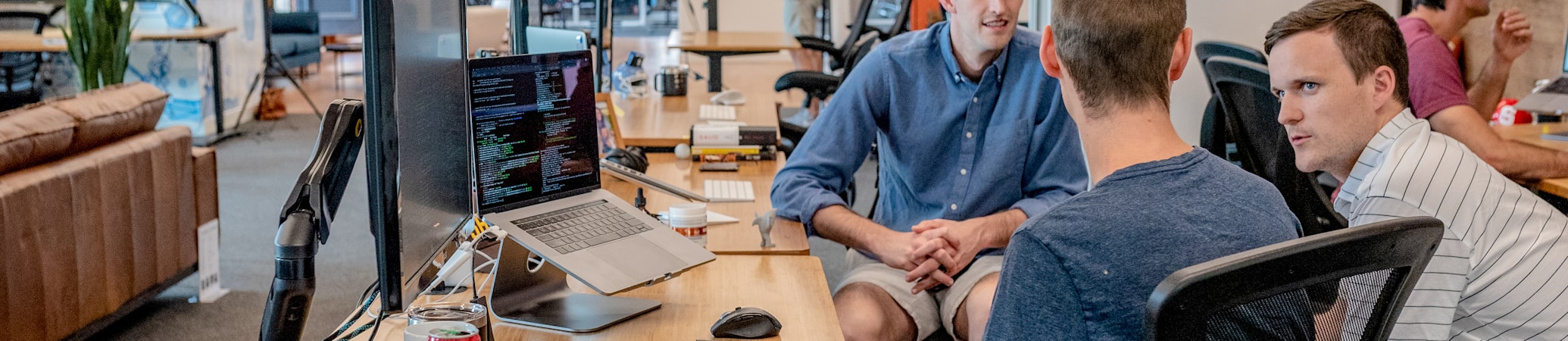 深度市场调研与定位策略示意图 - 展示分析师研究全球不同地区市场数据图表与消费者画像