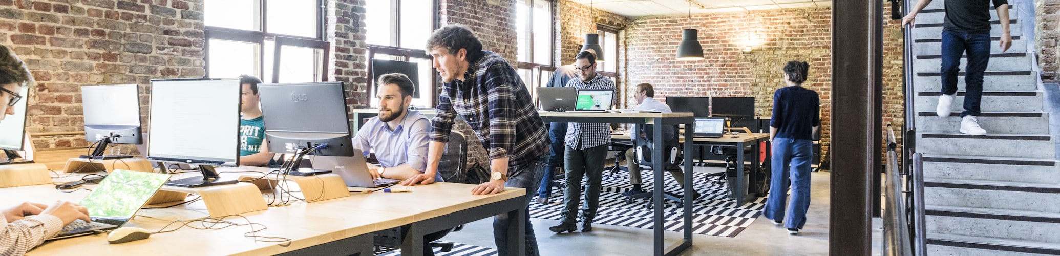 跨境电商现代化智能仓储实战解析：展示自动化立体仓库中机器人分拣与输送系统高效作业场景