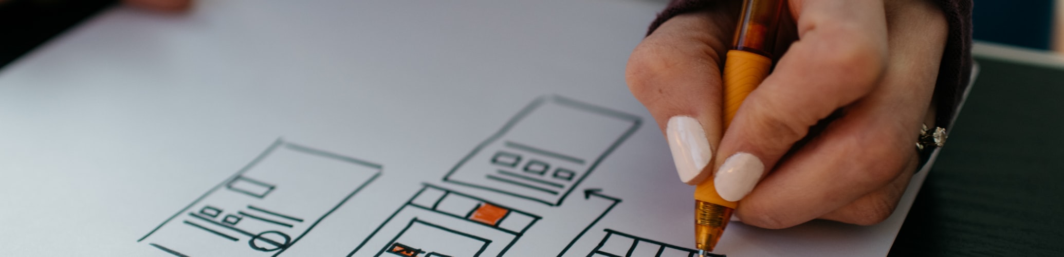 多语言用户界面设计对比图：展示同一款应用在英语、阿拉伯语和日语环境下的不同界面布局与设计