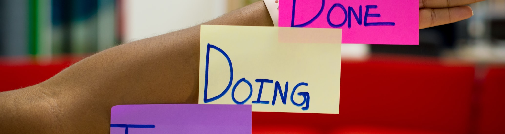 全球社交媒体营销渠道图：展示世界各地主流社交平台图标在地图上的分布，如美国的Facebook、中国的微信、日本的Line、俄罗斯的VK