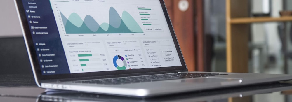 独立站SEO优化核心工作流程图解 - 展示关键词研究、技术优化、内容创建与链接建设四大模块