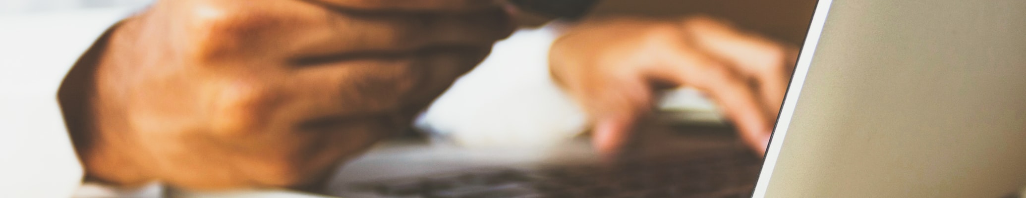 谷歌与Meta广告投放策略全景图 - 展示广告创建界面、受众定位与数据分析看板