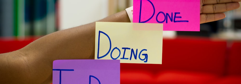 Meta社交媒体广告创意制作与受众定位技巧配图 - 展示广告创意设计过程与受众洞察面板