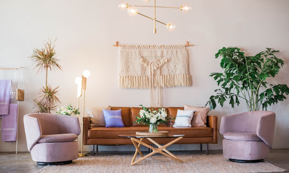 智能家居与个人电子产品趋势图 - 展示智能照明、清洁机器人等产品