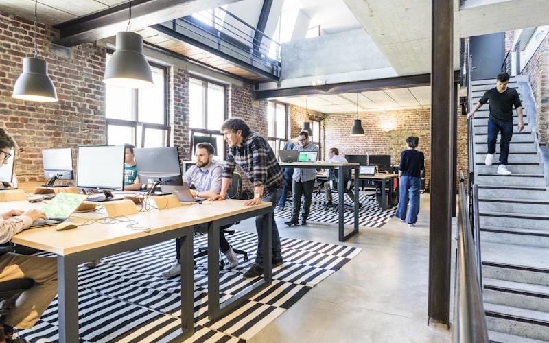 2024年出海核心策略指南配图 - 展示全球战略规划与数据分析仪表盘