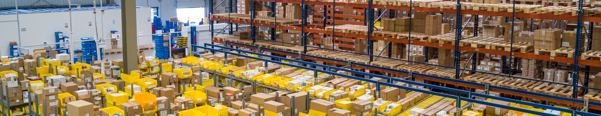 跨境电商物流模式对比：直邮、海外仓与第三方物流文章配图 - 展示全球物流地图、仓库与运输车辆