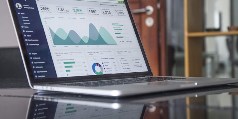 跨境电商全渠道库存管理与智能补货系统搭建指南文章配图 - 展示智能仓储管理系统界面与物流看板