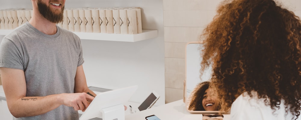 2024年独立站选品、供应链管理与产品上架全流程图示 - 展示从工厂生产到产品拍摄上架的全链条