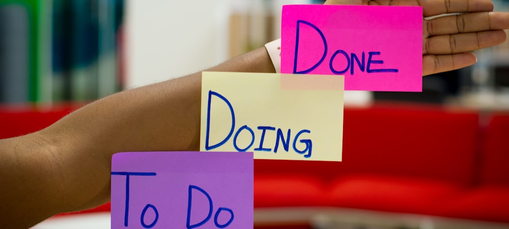 社交电商与短视频直播购物场景图 - 展示消费者通过手机在社交平台观看直播并下单购物的过程