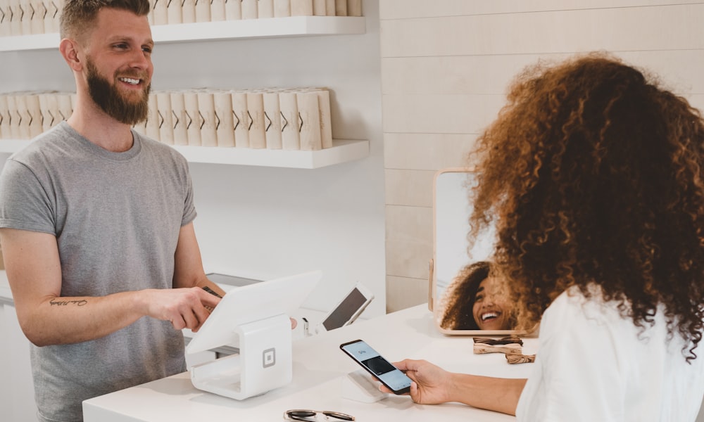 独立站选品、供应链与库存管理实战示意图 - 展示产品开发、工厂生产线与智能仓储管理